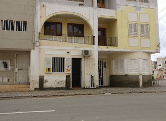 cabo-verde/espargos/bar/yellow-snack-bar