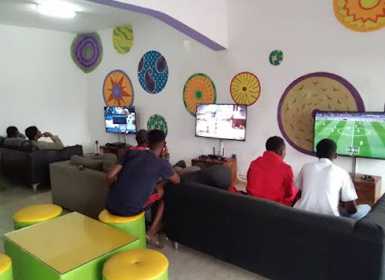 comoros/ngazidja/bar/quarter-game