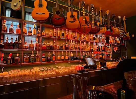 croatia/split/bar/string-s-bar