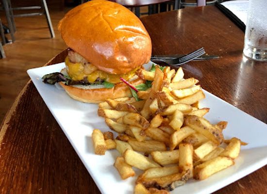 rhode-island/bristol-county/bar/richardson-s-kitchen-and-bar-warren-ri
