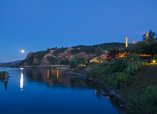 oregon/columbia-river-gorge/bar/riverside
