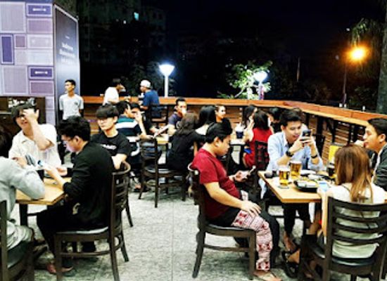 myanmar-burma/yangon/hlaing/bar/harry-s-bar