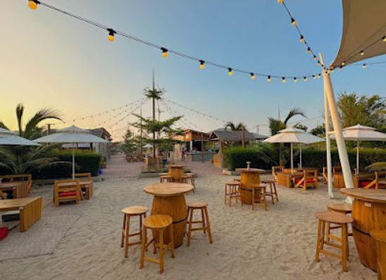 myanmar-burma/ngwe-saung-beach/bar/hawaii-bar-ngwe-saung-square