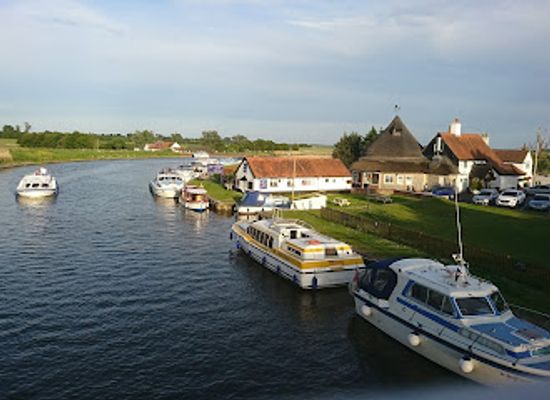 united-kingdom/norfolk-broads/bar/acle-bridge-inn