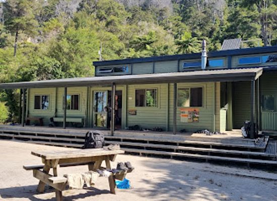 new-zealand/abel-tasman-national-park/bar/bark-bay-hut