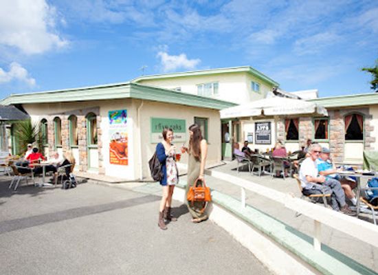 jersey/la-rocque-harbour/bar/the-five-oaks