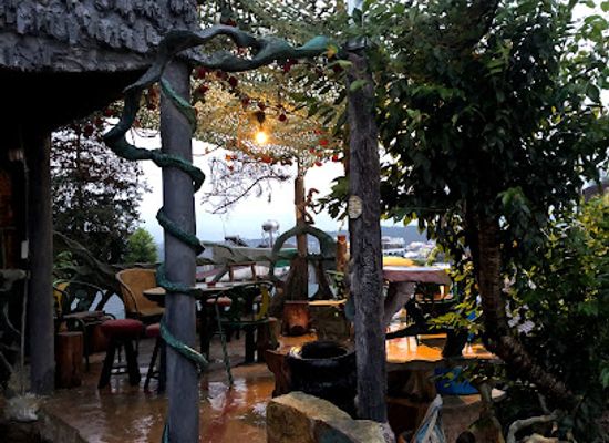 vietnam/dalat/tuyen-lam-lake/bar/maze-bar