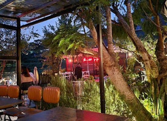 vietnam/dalat/tuyen-lam-lake/bar/420-sunset-cocktail-bar-dalat