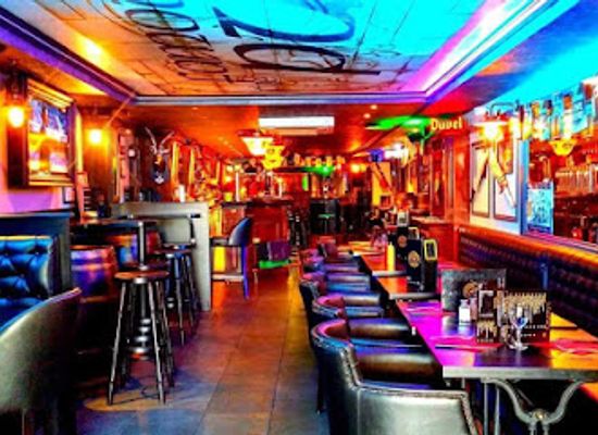 france/la-rochelle/grosse-horloge/bar/the-famous-pub