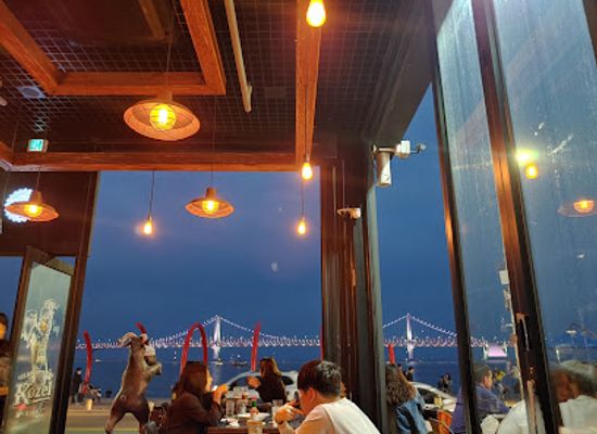 south-korea/busan/gwangalli-beach/bar/sam-ryan-s