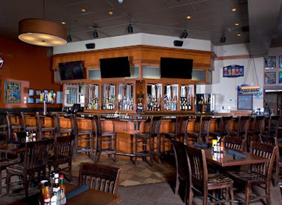wyoming/yellowstone-national-park/bar/the-branch-restaurant-bar