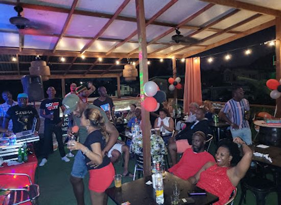 barbados/saint-michael/bar/in-de-hole-bar