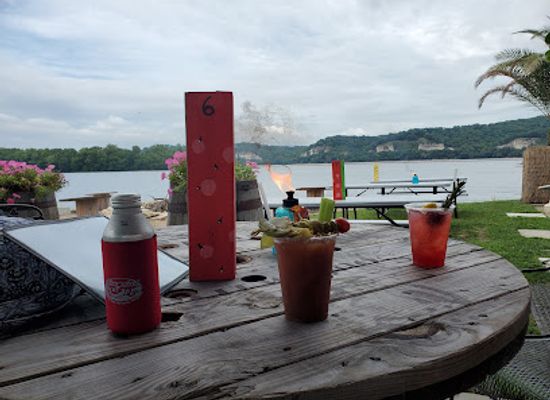 illinois/great-river-road/bar/the-longshot-tiki-bar