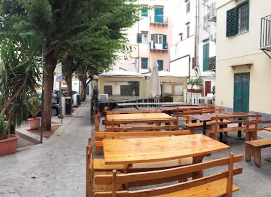 italy/palermo/castellammare/bar/finch-pub