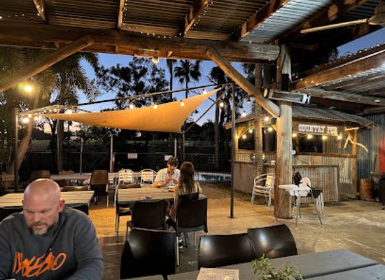 australia/central-highlands/bar/the-caves-country-pub