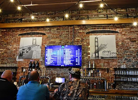 michigan/marquette/bar/iron-bay-tap-room