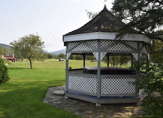 vermont/orleans-county/bar/the-black-lantern-inn