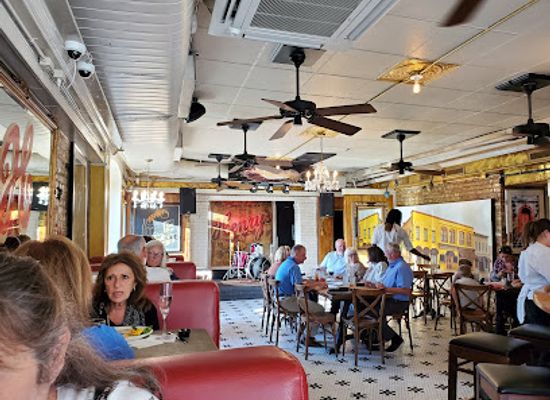 south-carolina/charleston-beaches/bar/henry-s-on-the-market