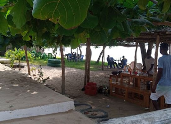 togo/lake-togo-area/bar/country-woman-lake