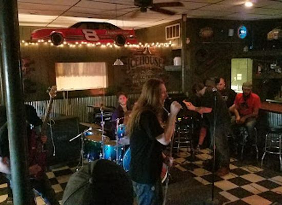 ohio/hocking-hills/bar/icehouse-tavern