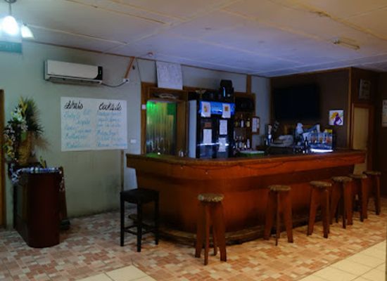 nauru/ewa/bar/jules-on-the-deck