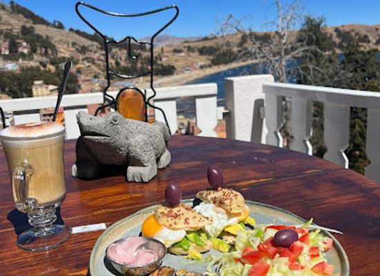 bolivia/copacabana/bar/el-condor-the-eagle-cafe