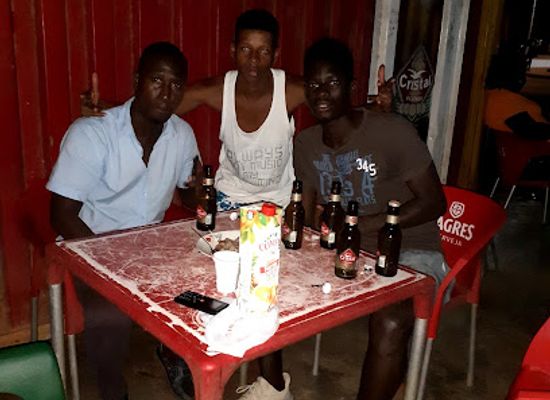 guinea-bissau/canchungo/bar/contentor-di-tony
