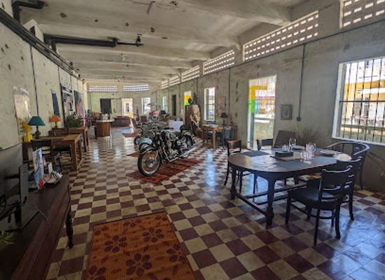 cambodia/kratie/bar/privada-lodge-rooftop-bar-grill