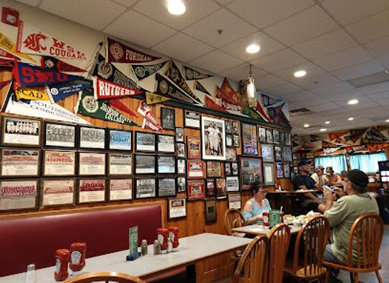 massachusetts/newburyport/bar/park-lunch