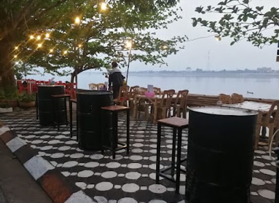 laos/thakhek/bar/high-five-bamboo-hostel