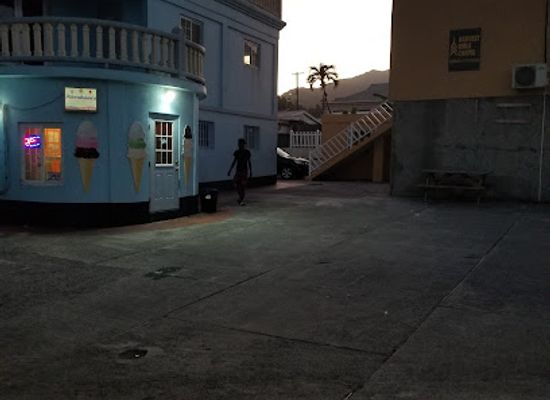saint-vincent-and-the-grenadines/georgetown/bar/georgetown-mall