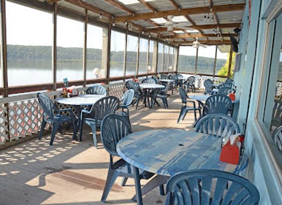 illinois/matthiessen-state-park/bar/captain-s-cove-bar-grill-at-starved-rock-marina