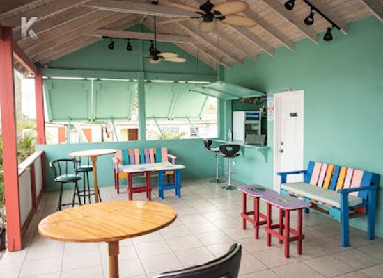 saint-kitts-and-nevis/charlestown/bar/5trees-bar-and-lounge