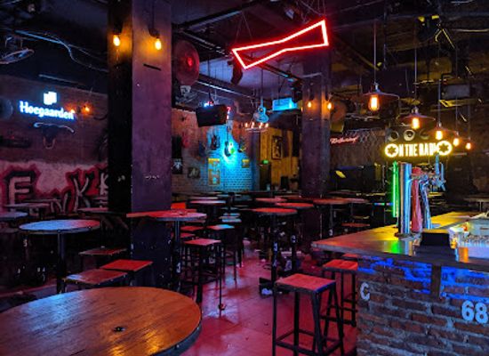 vietnam/da-nang/hai-chau-district/bar/on-the-radio-bar
