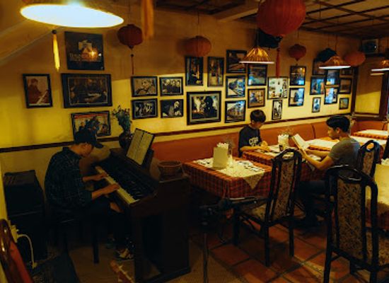 vietnam/dalat/langbiang-mountain/bar/vcafe-restaurant-bar-dalat
