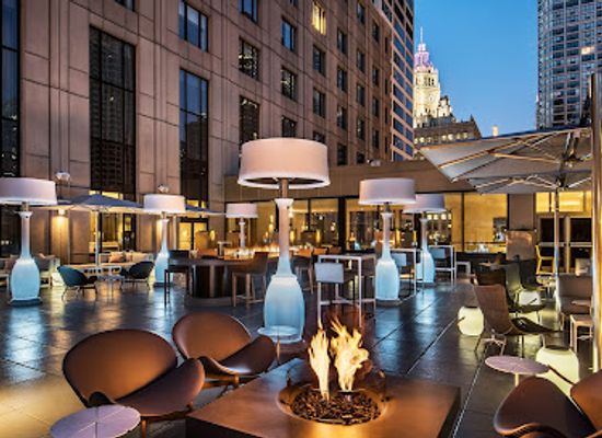 illinois/chicago/magnificent-mile/bar/upstairs-at-the-gwen