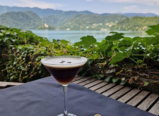 slovenia/lake-bled/bar/jezero-lounge-sushi-champagne-bar