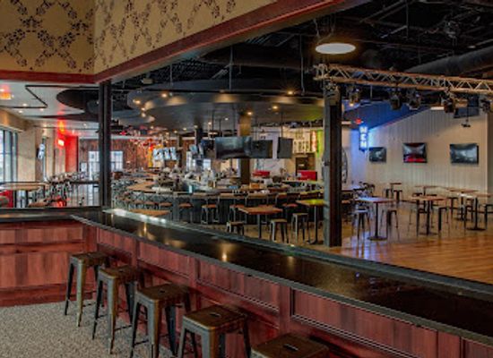 massachusetts/norfolk-county/bar/six-string-grill-stage