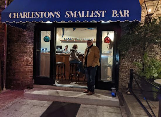 south-carolina/lowcountry/bar/charleston-s-smallest-bar