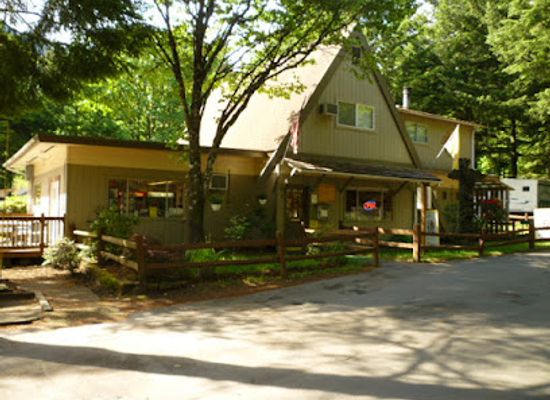 oregon/cascade-mountains/bar/cascade-locks-portland-east-koa-holiday
