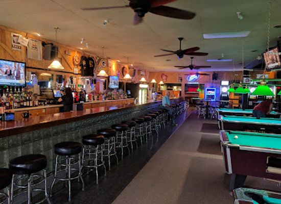 minnesota/lake-superior/bar/top-hat-tavern