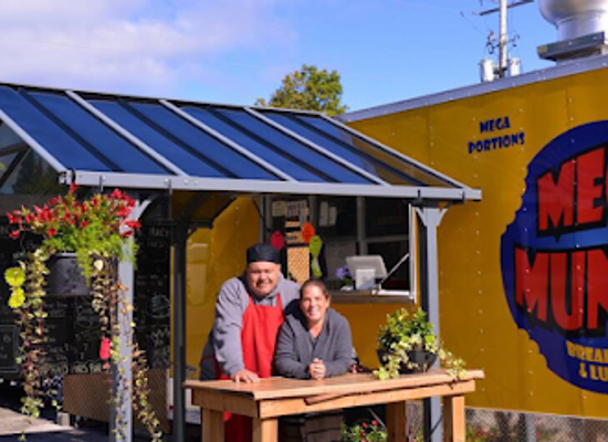 canada/haliburton-highlands/bar/mega-munch-food-truck
