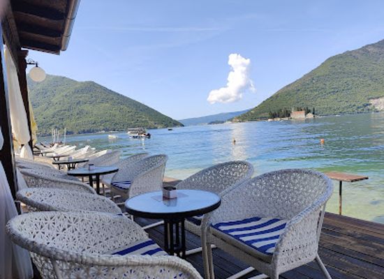 montenegro/perast/bar/pirate-bar