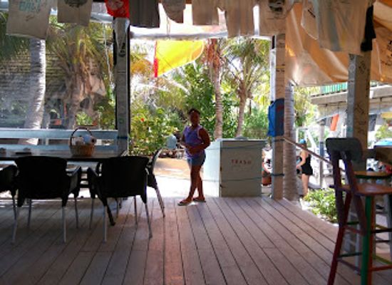 the-bahamas/mayaguana/bar/pete-s-pub-and-gallery