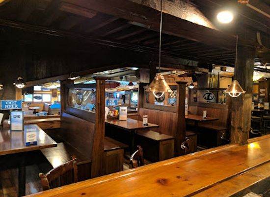 rhode-island/narragansett-beach/bar/mews-tavern