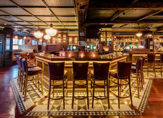 ireland/the-kerry-way/bar/scotts-bar-courtyard
