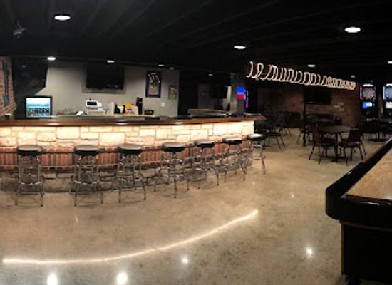 illinois/western-illinois/bar/crawford-s-corner-pub