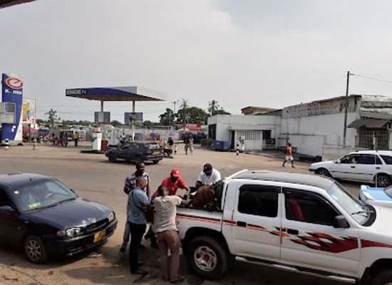 gabon/lambarene/bar/on-isaac-service-station-engen