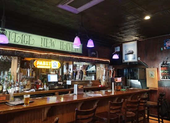 connecticut/new-haven-harbor/bar/three-sheets
