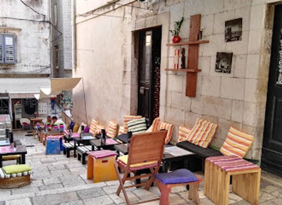 croatia/split/bar/zinfandel-food-wine-bar